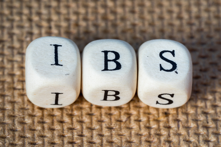 IBS – tri kocky s nápisom I – B – S na hnedom podklade