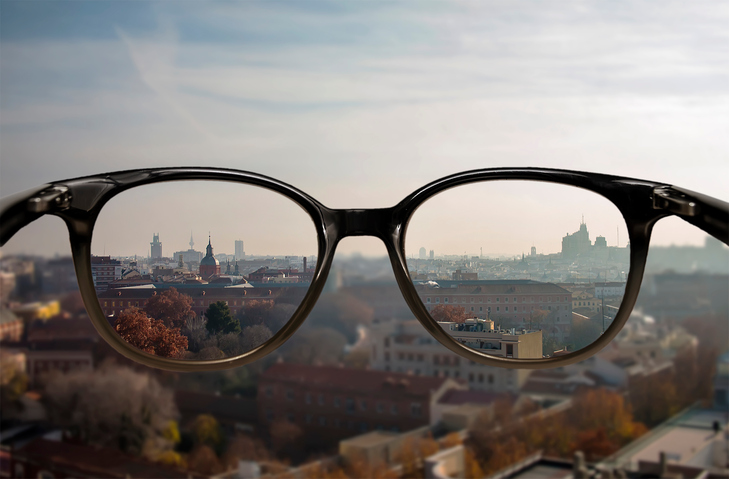 Kratkovidnost - zamućen vid u daljini - zamućena gradska pozadina i naočare sa oštrim vidom