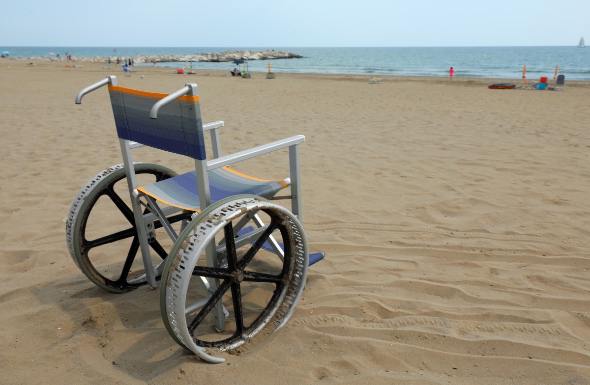 Prázdny invalidný vozíček na pláži