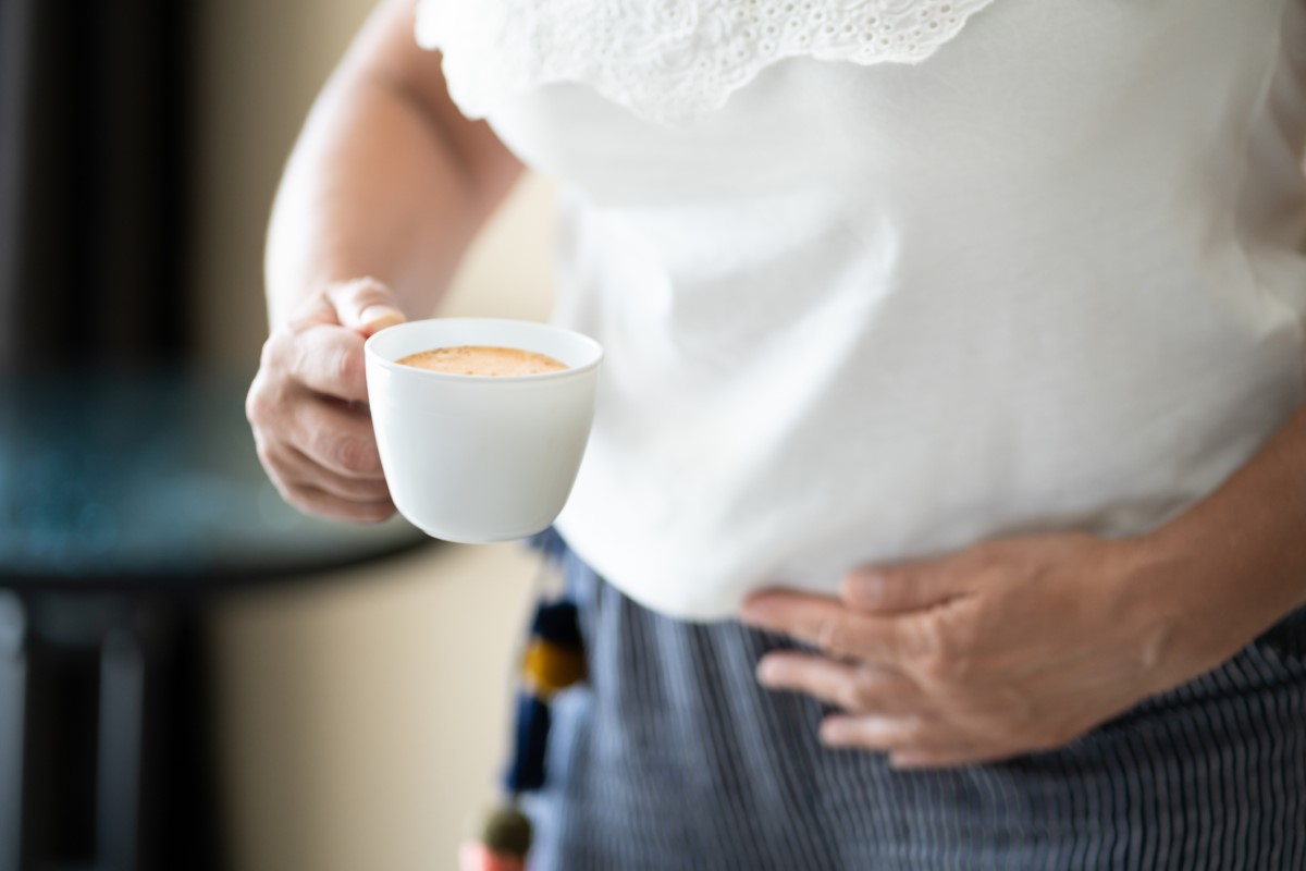 Šoljica kafe u ruci osobe kao faktor rizika za pogoršanje simptoma refluksa