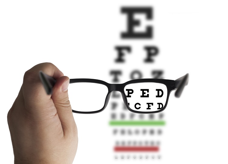Zamagljen vid kod miopije - optotip u pozadini je zamućen i oštar u naočarima