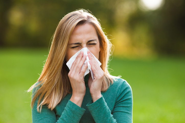 Neinfektivni, alergijski rinitis, žena napolju ima prehladu, kijanje