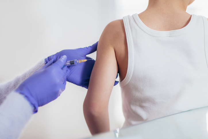 Očkovanie - lekár pichá vakcínu dieťaťu