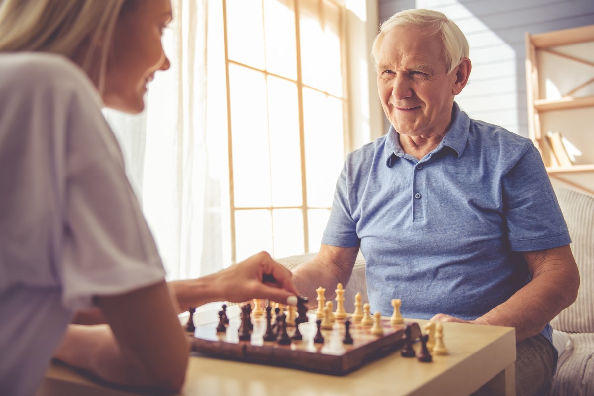 Senior hrá šach, cvičí si myslenie, pamäť, mozog