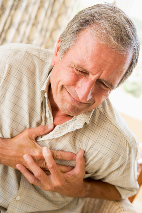 Stariji muškarac prsa drži u predelu srca, ima lupanje srca, odnosno lupanje srca i anginu, odnosno bol u grudima