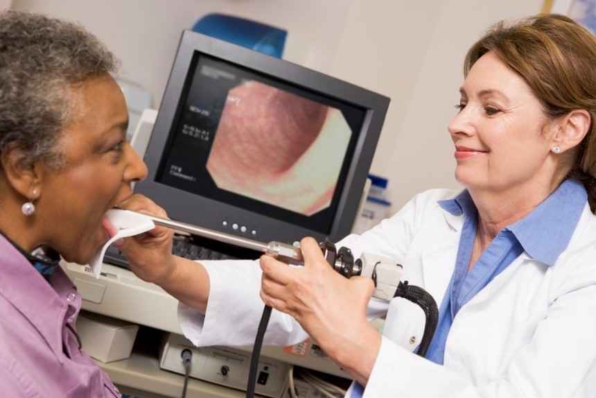 Zobrazovacie diagnostické vyšetrenie - Laryngoskopia, žena a lekárka s endoskopom, kamerou a vyšetrenie