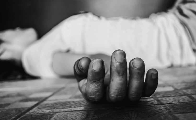 Bezvedomie, zástava dýchania a obehu (KPR) čierno biela fotografia ženy v bielom tričku ležiacej v bezvedomí na podlahe