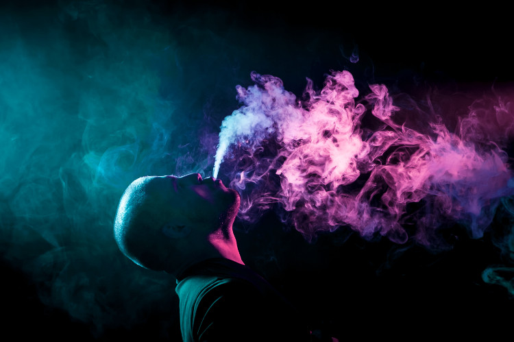 Chemické vplyvy (napr.fajčenie) muž vydychujúci cigaretový dym