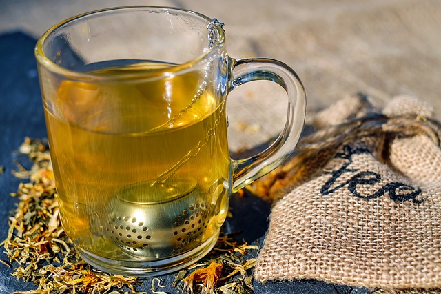Čaj a odvar sa môže kloktať, ale aj piť. Zdroj foto: Thinkstock photos čaj, šálka, sáčok s čajom
