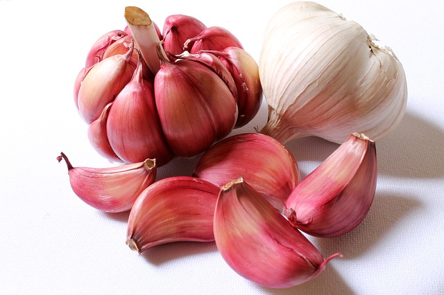 Cesnak má lokálne protizápalové účinky. Zdroj foto: Thinkstock photos Cesnak, strúčky