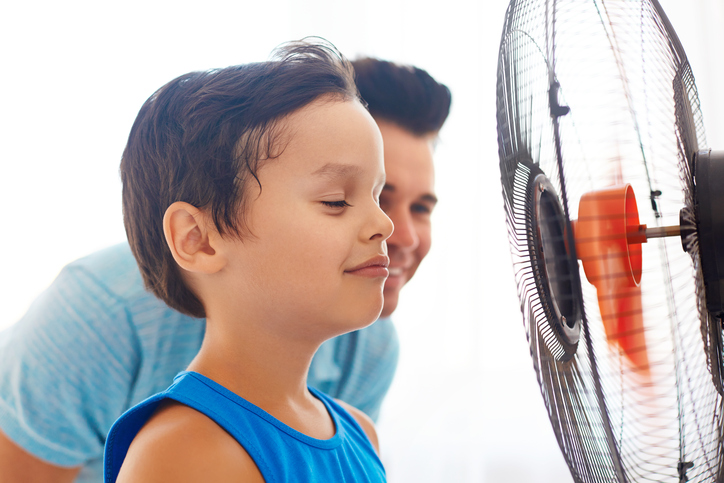 Opatrne pri vystavovaní sa priamemu prúdeniu chladného vzduchu. Foto: Thinkstock Chlapec s otcom stojaci pred ventilátorom
