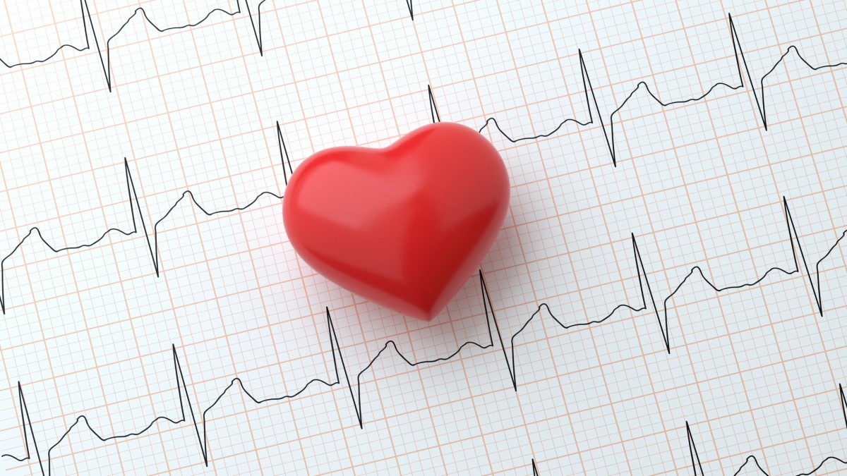 Draslík je dôležitý pre udržiavanie pravidelnej srdcovej činnosti. Zdroj foto: Getty images Srdce na EKG zázname - EKG papier - draslík ako dôležitý minerál pre srdcovú činnosť