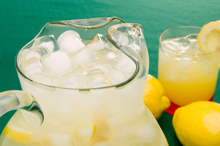 Studené nápoje znižujú imunitu. Foto: Thinkstock sklenený džbán s citronádou a kockami ľadu