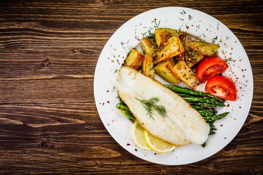 Príklad večere: grilovaná ryba so špargľou, pečené zemiaky, bylinky a čerstvá zelenina