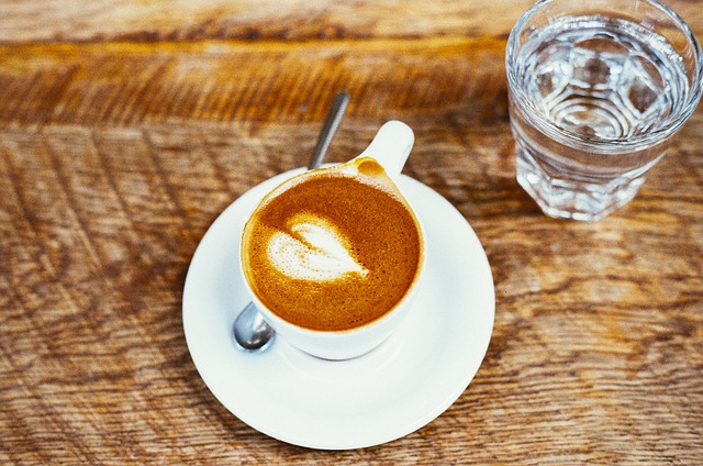 Spolu s kávou si doprajte pohár vody. Foto: Thinkstock photos Káva, pohár vody