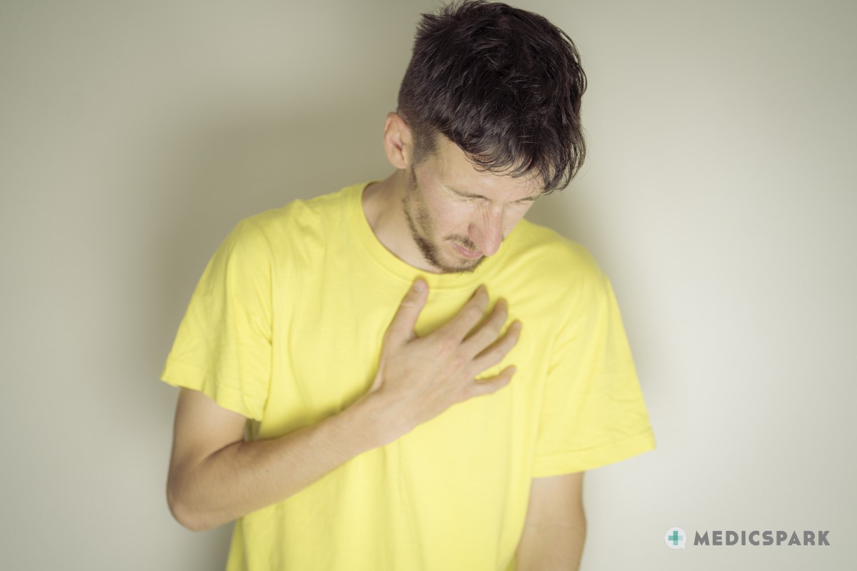 Nepríjemný pocit až bolesť na hrudi môže byť prítomný pri vysokom krvnom tlaku, no odhalenie presnej príčiny si vyžaduje vyšetrenie. Zdroj foto: Cserhelyi photo Mladý muž má nepríjmený pocit na hrudníku - drží si hruď