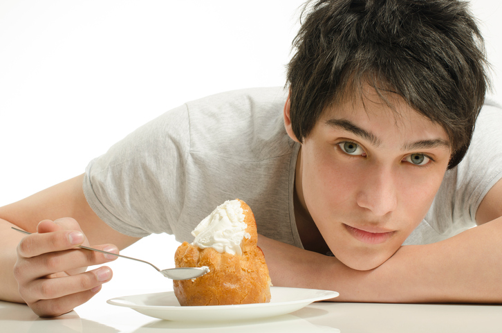 Aj diabetici sú len ľudia a z času na čas zhrešia. Foto: Thinkstock muž sediaci za stolom, pred sebou má sladký zákusok