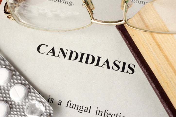 Foto: Thinkstock papier s nápisom candidiosis, okuliare a blister tabliet