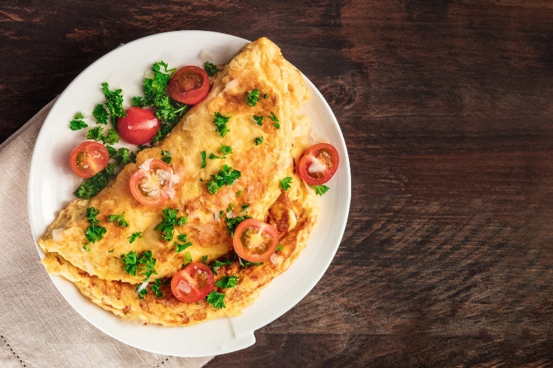 Príklad slaných raňajok: vaječná omeleta s bylinkami a čerstvou zeleninou