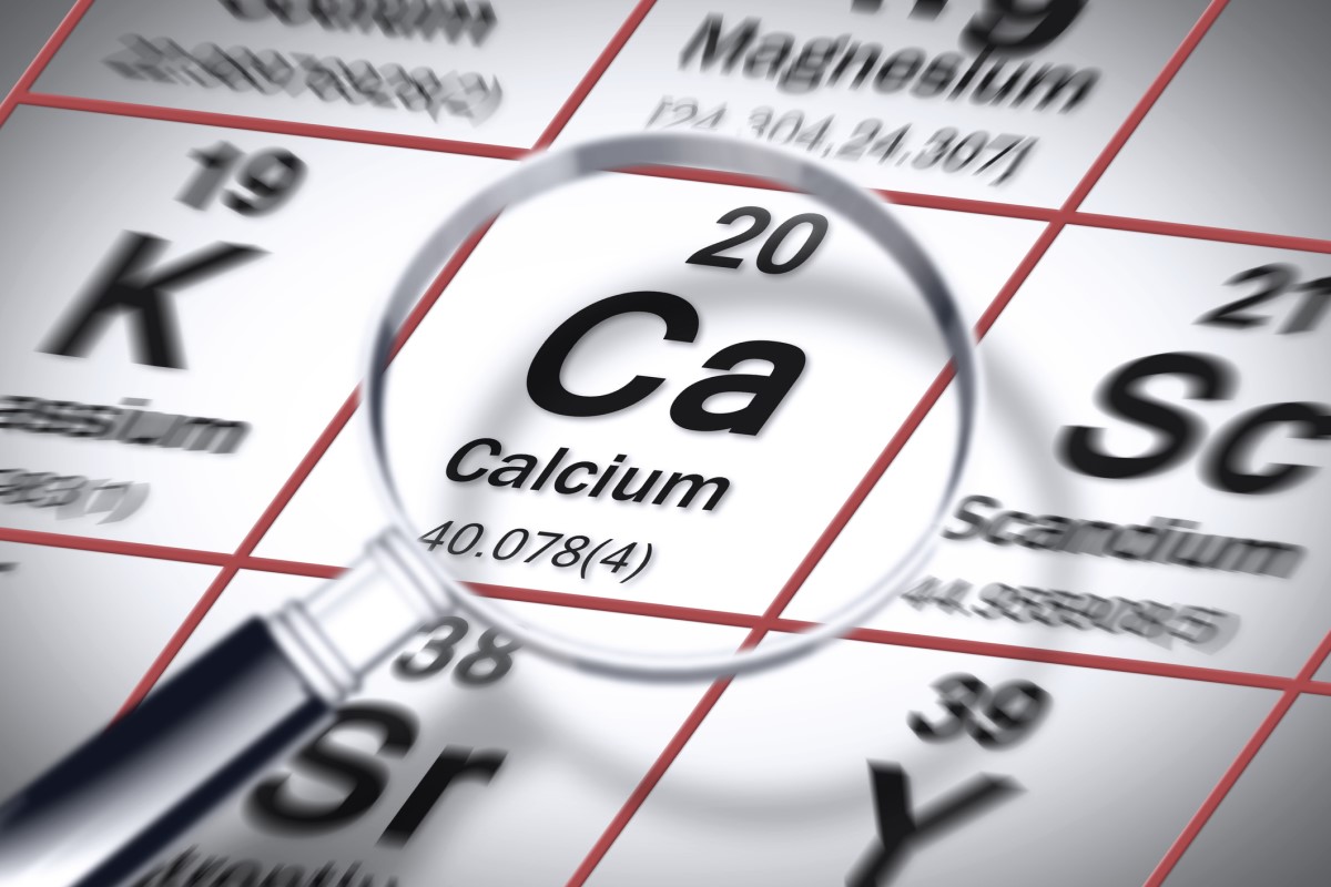 Vápnik zaraďujeme do skupiny kovov alkalických zemín spolu s ďalšími prvkami, ako je stroncium, bárium a rádium. Zdroj foto: Getty images Vápnik, calcium, Ca, periodická tabuľka chemických prvkov