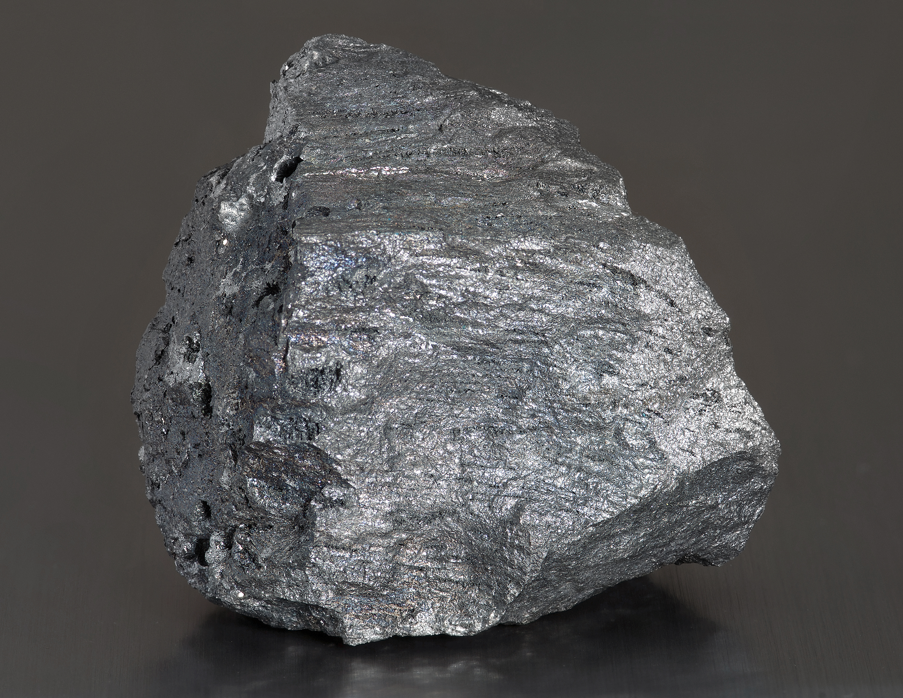 Železo sa v prírode vyskytuje v podobe minerálov, a to kvôli jeho nestálosti a reaktivite v elementárnej forme