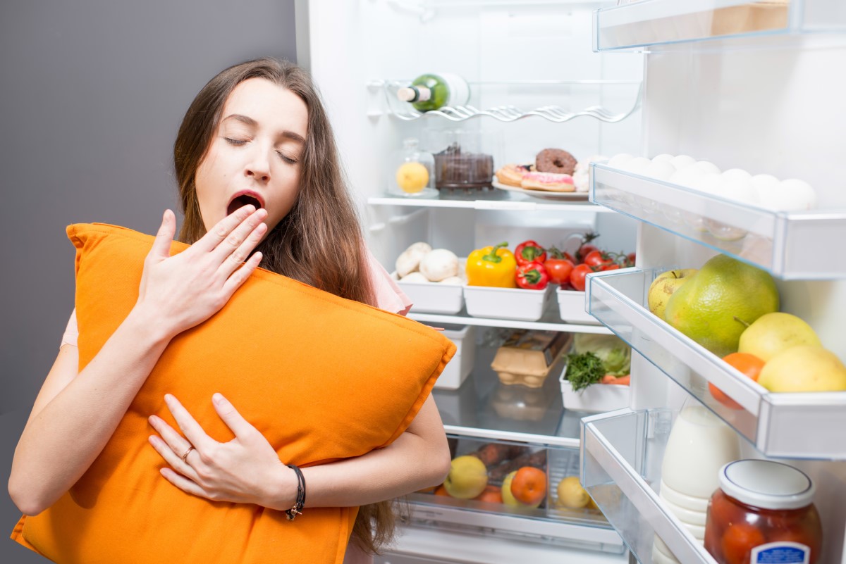 Žena počas spánku v chladničke, znázornenie stravovacích návykov, ako činiteľa kvality spánku