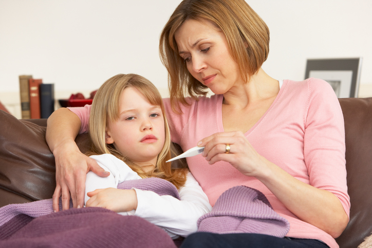 V teplom a vlhkom prostredí sa darí najmä baktériám či plesniam. Tie sú tiež častou príčinou letných chrípok. Foto: Thinkstock Znepokojená matka meria dcére teplotu