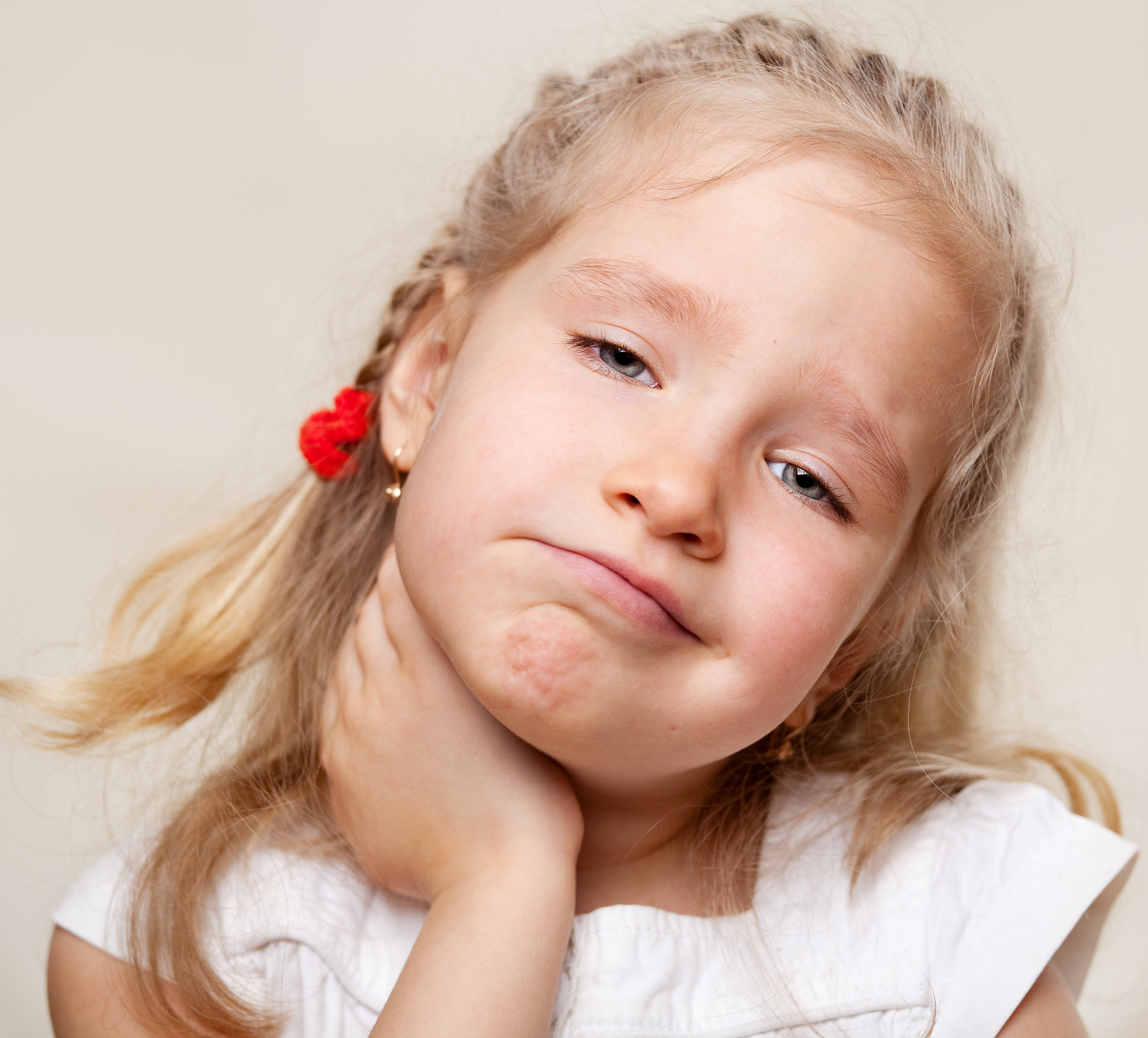 Bolesť a škrabanie v hrdle sú prvými príznakmi možnej angíny. Foto: Thinkstock Ubolené dievča sa drží rukou za hrdlo