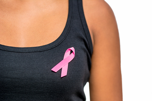 Rak dojke obeležen ružičastom trakom