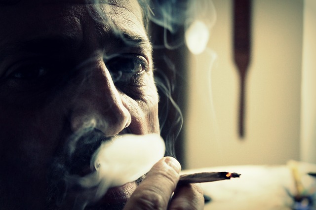 Pušač, puši, cigareta, dim