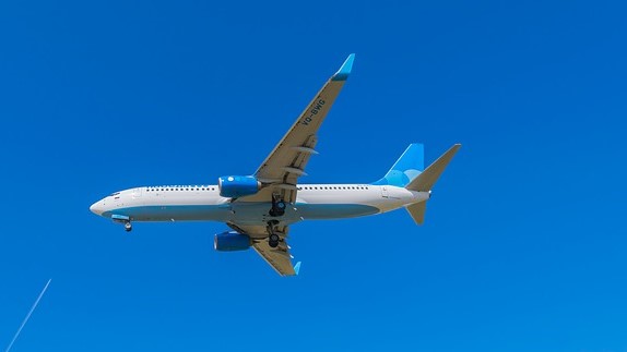 Plavo nebo, avion