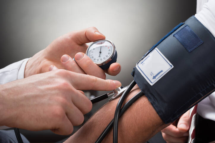 Visok krvni pritisak: Šta je to hipertenzija, koji su njeni simptomi i uzroci? Tabela