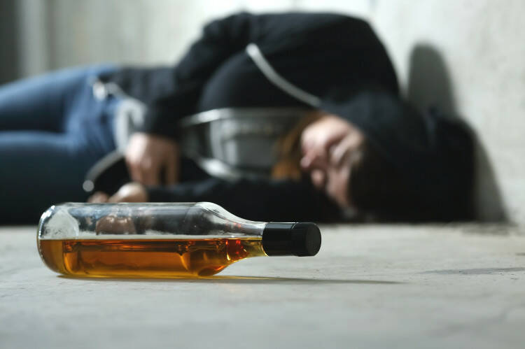 Otrava alkoholom, vracanie a ostatné príznaky, aká je prvá pomoc?