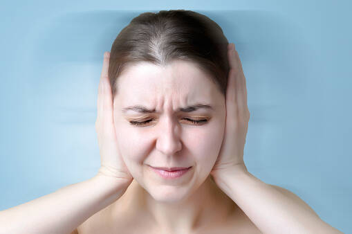 Zujanje, zviždanje, pritisak u ušima, tinitus: koji su glavni uzroci?
