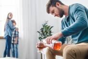 Alkoholizam: Čest problem u porodicama? Uzroci, simptomi i faze