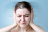 Zujanje, zviždanje, pritisak u ušima, tinitus: koji su glavni uzroci?